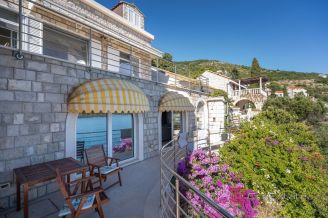 015 1027 01 dubrovnik stone house first row to the sea for sale