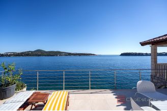 015 1027 01 dubrovnik stone house first row to the sea for sale