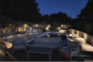 011 5383 30 Solta Villa with pool and an open sea view for sale