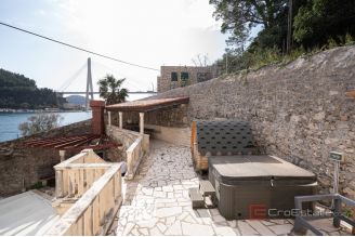 016 1027 04 Dubrovnik Stone house with pool in the first roe to the sea for sale