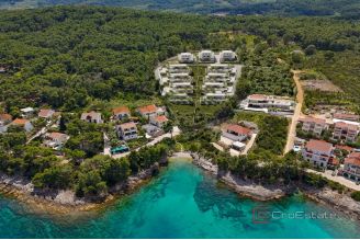 020 2046 101 Hvar Building land in the first row to the sea for sale