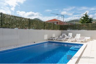 018 2035 241 Trogir Modern apartment in a new building with a swimming pool for sale