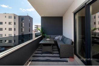 018 2035 241 Trogir Modern apartment in a new building with a swimming pool for sale