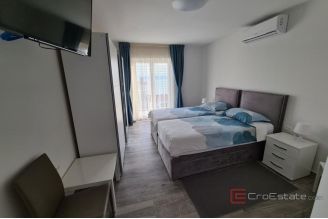 020 1026 08 Crikvenica Apartment house with sea view for sale