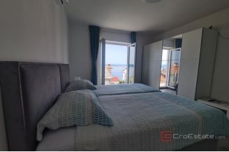 020 1026 08 Crikvenica Apartment house with sea view for sale