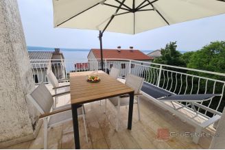 020 1026 08 Crikvenica Apartment house with sea view for sale
