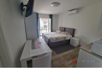 020 1026 08 Crikvenica Apartment house with sea view for sale