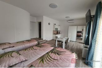 020 1026 08 Crikvenica Apartment house with sea view for sale