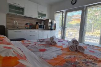 020 1026 08 Crikvenica Apartment house with sea view for sale