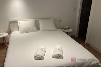 017 5393 30 Vodice Apartment house in city centre for sale