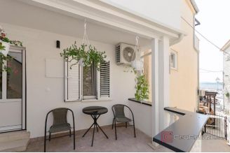 017 5393 30 Vodice Apartment house in city centre for sale