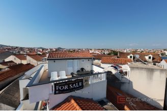 017 5393 30 Vodice Apartment house in city centre for sale