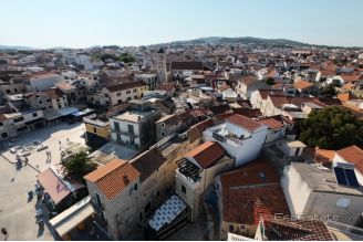 017 5393 30 Vodice Apartment house in city centre for sale