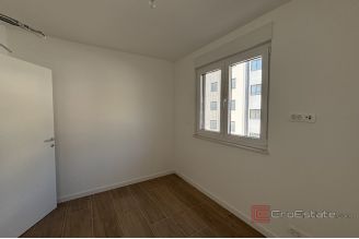 018 2035 243 Trogir Moder apartment in a new building with a sea view for sale