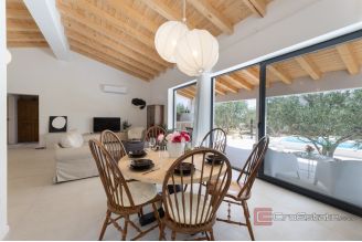 018 2041 112 Trogir House with a pool and a beautiful garden for sale