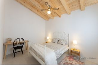 018 2041 112 Trogir House with a pool and a beautiful garden for sale
