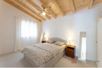 018 2041 112 Trogir House with a pool and a beautiful garden for sale