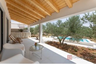 018 2041 112 Trogir House with a pool and a beautiful garden for sale