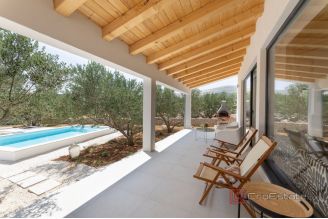 018 2041 112 Trogir House with a pool and a beautiful garden for sale