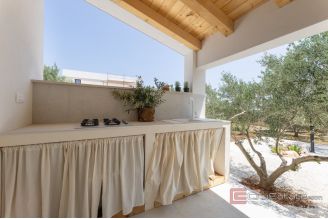 018 2041 112 Trogir House with a pool and a beautiful garden for sale