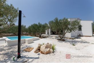 018 2041 112 Trogir House with a pool and a beautiful garden for sale