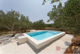 018 2041 112 Trogir House with a pool and a beautiful garden for sale