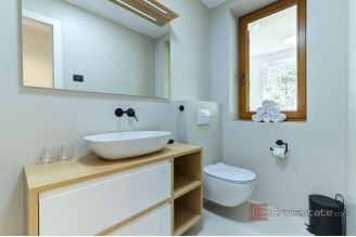 019 1024 32 Opatija Luxurious apartment near the sea for sale