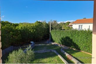 007 1026 09 Krk House with four apartments and an attic in a quiet location for sale