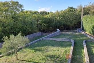007 1026 09 Krk House with four apartments and an attic in a quiet location for sale