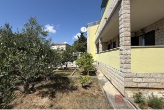 010 2043 178 Rogoznica Two bedroom apartment with garden and parking for sale