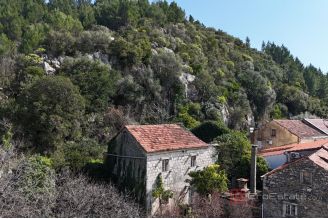008 2052 67 Peljesac Semi detached stone house for renovation for sale