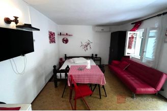 011 2048 46 Trogir Apartment house first row to the sea for sale