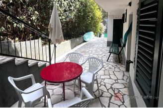 011 2048 46 Trogir Apartment house first row to the sea for sale