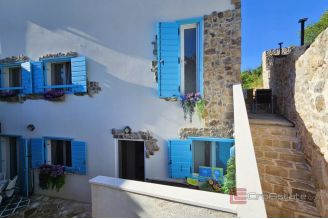 014 2051 22 Jelsa Stunning house with two residential units and a jacuzzi for sale