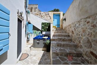 014 2051 22 Jelsa Stunning house with two residential units and a jacuzzi for sale