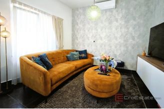 014 2051 22 Jelsa Stunning house with two residential units and a jacuzzi for sale