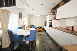 014 2051 22 Jelsa Stunning house with two residential units and a jacuzzi for sale