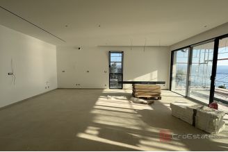 012 2035 246 Omis Luxury apartment in a new building in the first row to the sea for sale