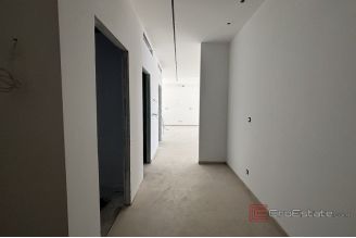 012 2035 246 Omis Luxury apartment in a new building in the first row to the sea for sale
