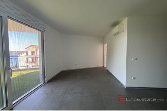 012 2035 247 Trogir Modern apartment with garden and sea view for sale