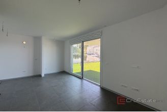 012 2035 247 Trogir Modern apartment with garden and sea view for sale