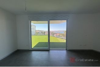 012 2035 247 Trogir Modern apartment with garden and sea view for sale