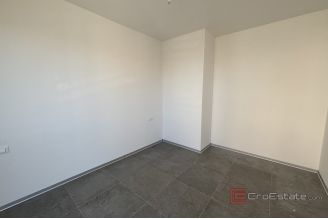 012 2035 247 Trogir Modern apartment with garden and sea view for sale