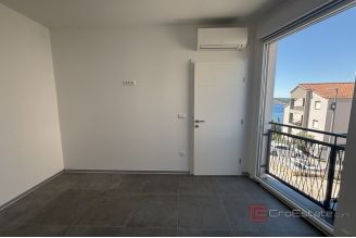 012 2035 247 Trogir Modern apartment with garden and sea view for sale