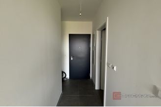 012 2035 247 Trogir Modern apartment with garden and sea view for sale