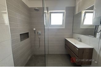 012 2035 247 Trogir Modern apartment with garden and sea view for sale