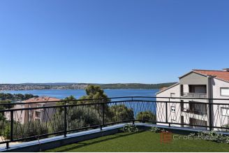 012 2035 247 Trogir Modern apartment with garden and sea view for sale
