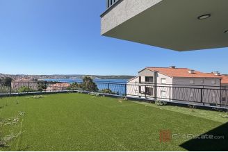 012 2035 247 Trogir Modern apartment with garden and sea view for sale