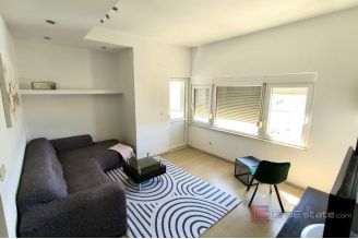 008 2049 53 Split Three bedroom apartment with a view of the city and sea for rent
