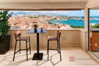 020 4959 30 split center penthouse with open sea view for rent